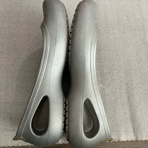 [W10] Crocs Silver Women's Kadee Slingback Flats Ballerina Slip on Sandals - Picture 2 of 4